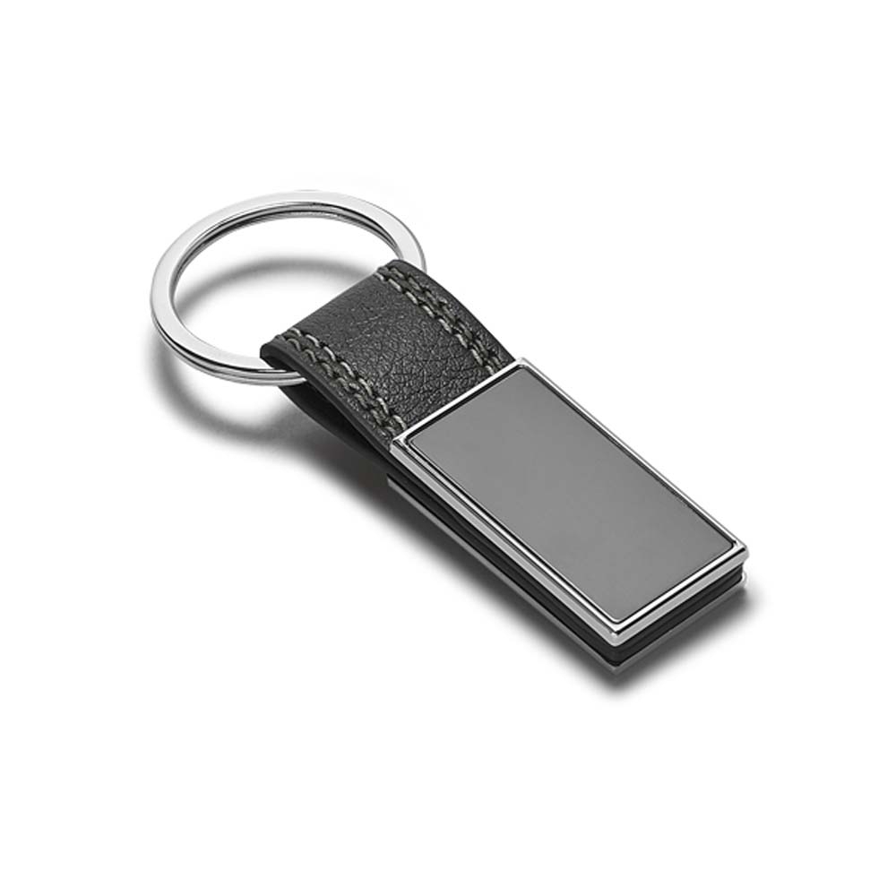 Chaveiro em couro sintético com metal.