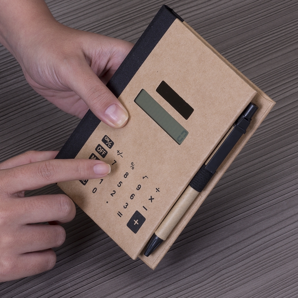 Bloco de anotações com post-it e calculadora 15,7 cm x 11,7 cm x Caneta 14 cm x 1,5 cm