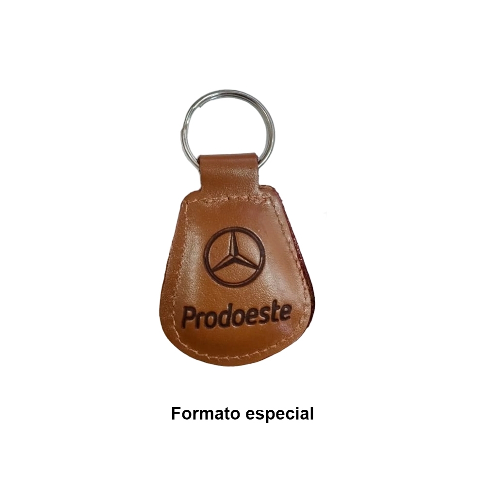 Chaveiro em couro formato gota com rebite