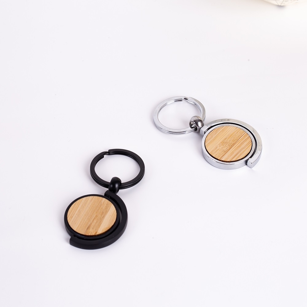 Chaveiro de Metal em Detalhes de Bambu
