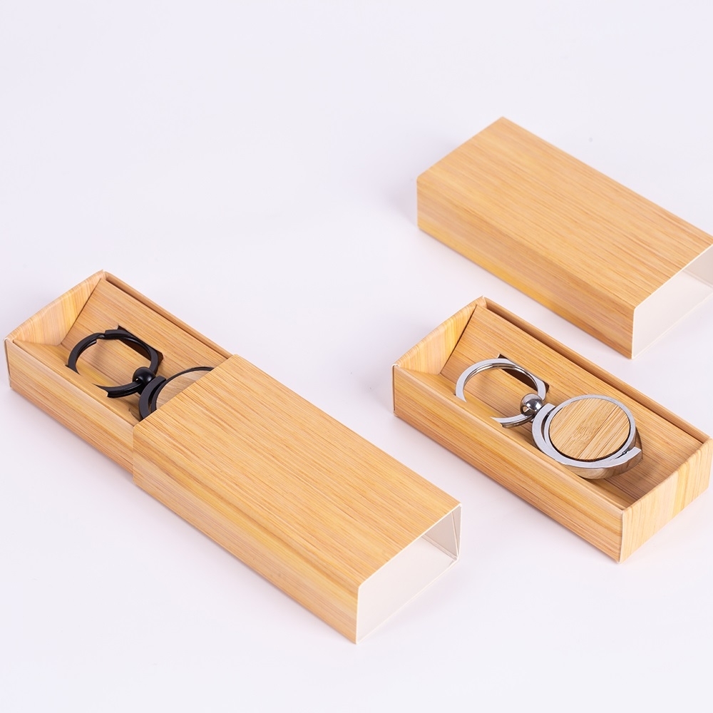 Chaveiro de Metal em Detalhes de Bambu