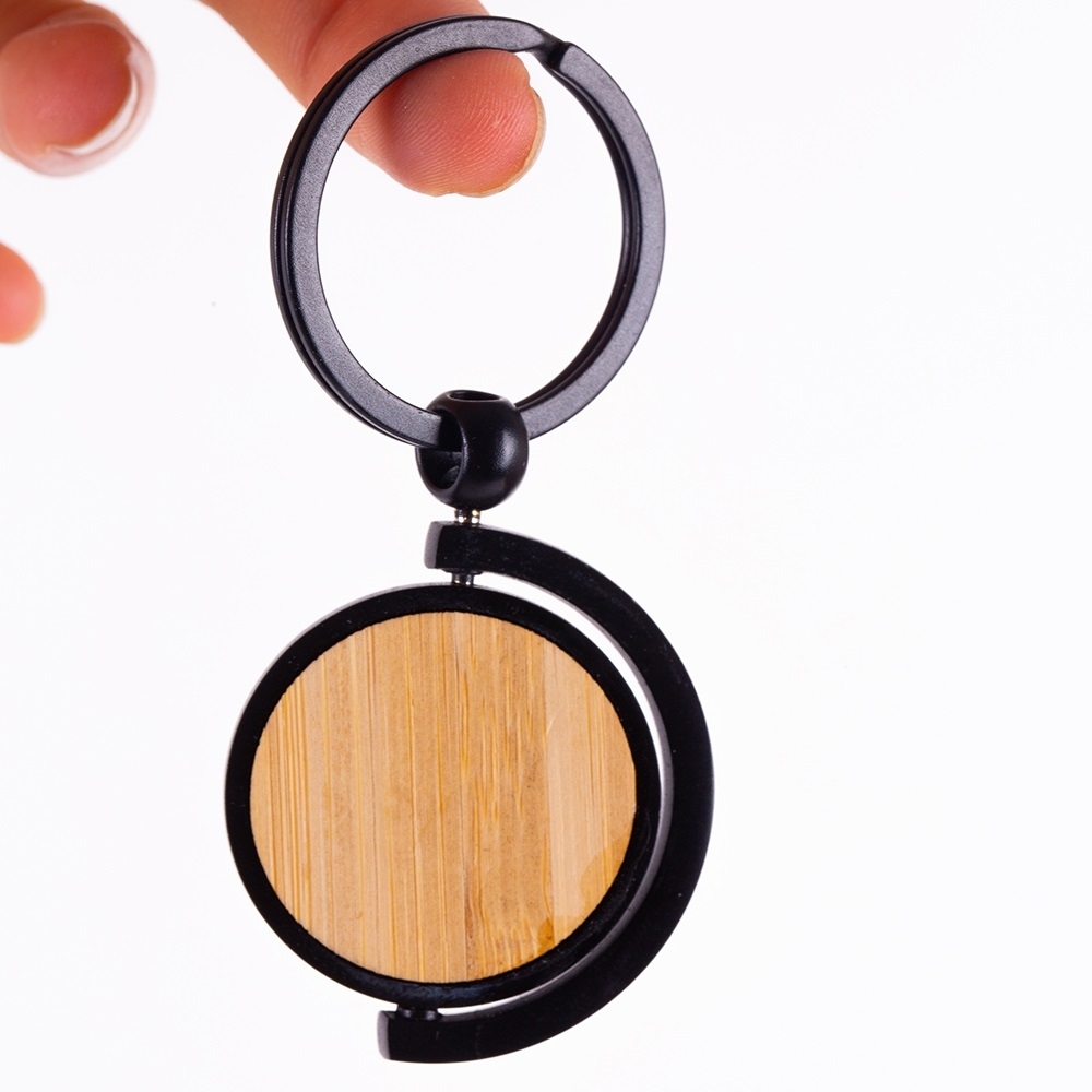 Chaveiro de Metal em Detalhes de Bambu