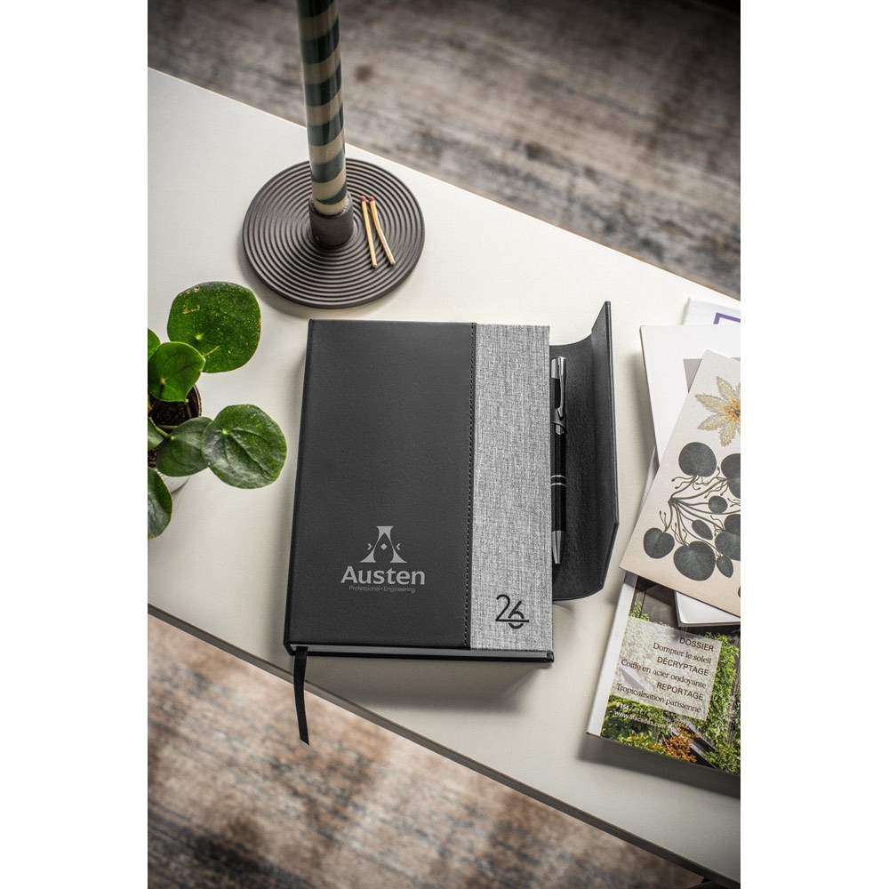 AUSTEN A5. Agenda A5 em PU (58% reciclado) e PET Reciclado (100% rPET) 300D